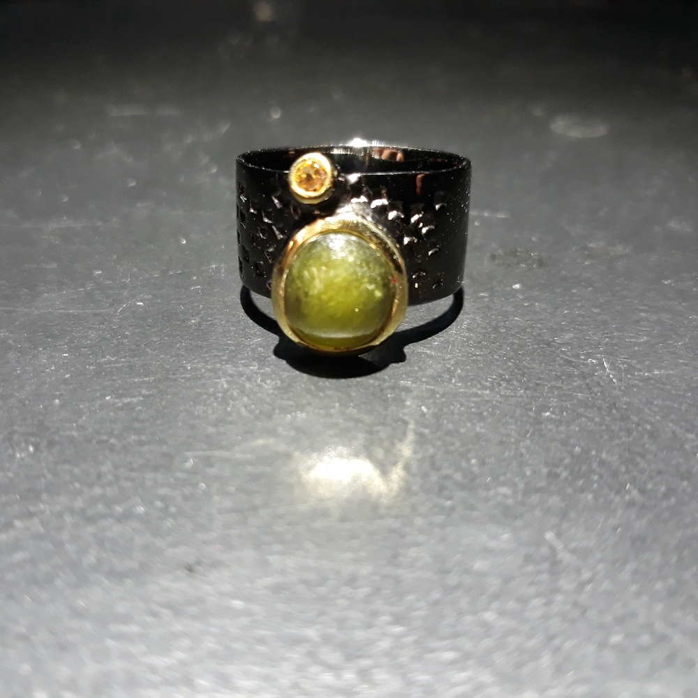 Goth: Natural Yellow/Green Sapphire Band t10